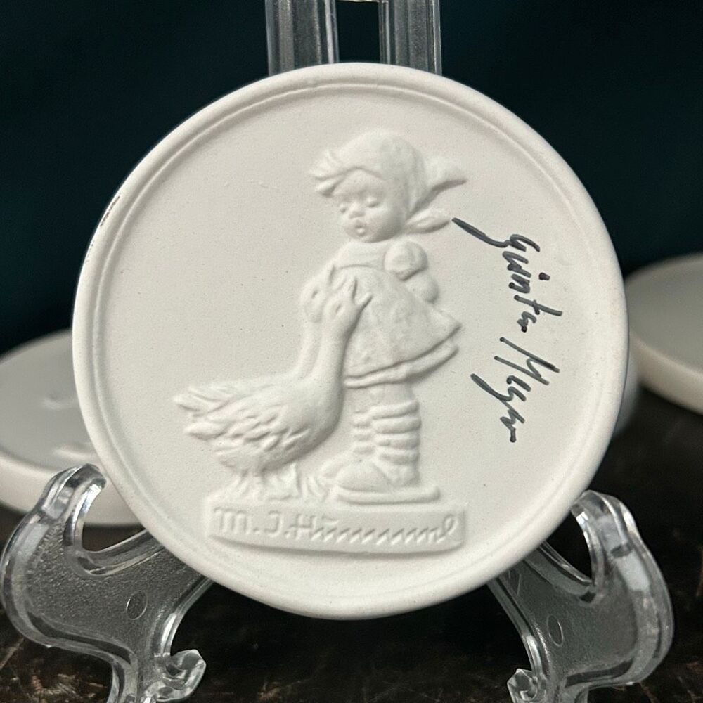 1982 M.I. Hummel Annual Festival Medallion Signed by Goebel Master Painter Gunte